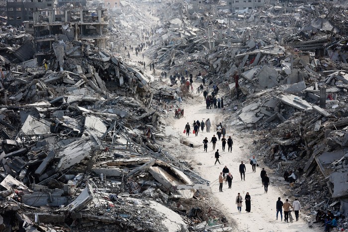 Vista aérea de la Franja de Gaza, el 19 de enero, cuando palestinos desplazados regresan al campo de refugiados de Jabalia. · Foto: Omar Al-Qattaa, AFP