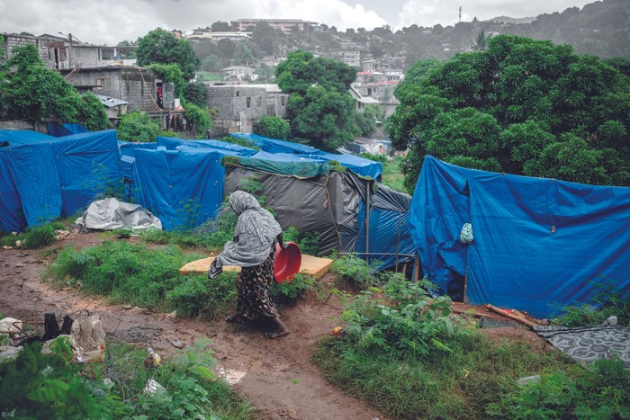 Vista del campamento improvisado de inmigrantes en Mamoudzou, en la isla francesa de Mayotte, el 15 de febrero. · Foto: Julien De Rosa, AFP