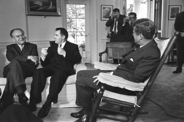 Anatoly F. Dobrynin, embajador soviético, Andrei Gromyko, canciller soviético, y John F. Kennedy, presidente de Estados Unidos, en la Casa Blanca, Washington, el 18 de octubre de 1962. · Foto: Ann Ronan/ Photo12 / AFP