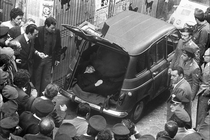 Durante el hallazgo del cadáver de Aldo Moro en Via Caetani, Roma, mayo de 1978. Foto: sin datos de autor/ leemage / AFP.