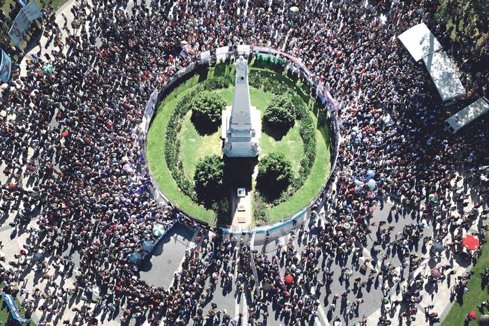 Manifestación de movimientos de izquierda convocada por el sindicato Polo Obrero contra el presidente electo Javier Milei y sus planes de reformar la economía, en Plaza de Mayo de Buenos Aires, el 23 de noviembre. · Foto: Luis Robayo, AFP