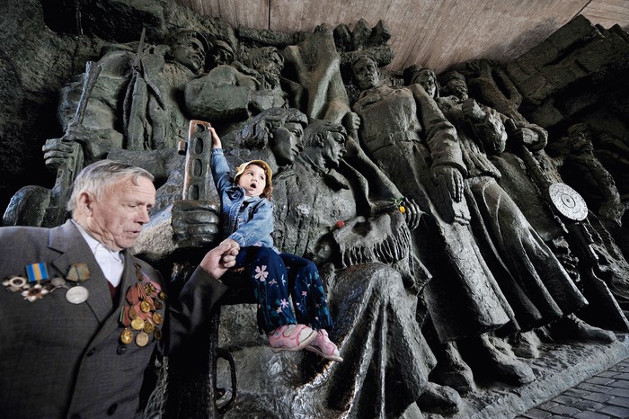 Veterano de la Segunda Guerra Mundial con su bisnieta, en Kiev, en la conmemoración de 2009 del fin de la Segunda Guerra Mundial. · Foto: S/d de autor, AFP