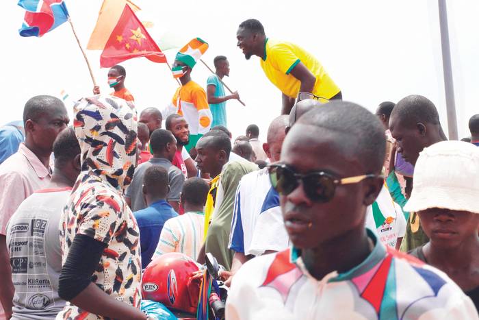 Partidarios de los golpistas de Níger exigen la retirada de los soldados franceses, en Niamey, el 27 de agosto. · Foto: Balima Boureima / Anadolu / AFP
