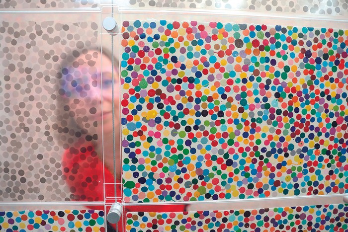 Galerista junto a la colección NFT _The Currency_, de Damien Hirst y HENI, en Londres. · Foto: Isabel Infantes, AFP