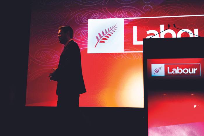 Chris Hipkins, primer ministro de Nueva Zelanda, durante una conferencia tras las elecciones generales, el 14 de octubre de 2023. · Foto: Marty Melville / AFP