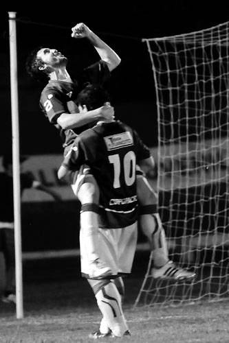 Juan de Barbieri, luego de convertir el segundo gol del encuentro, festeja con Nicolás Gamarra, el sábado, en el estadio Juan Antonio Lavalleja de Minas. · Foto: Fernando Morán