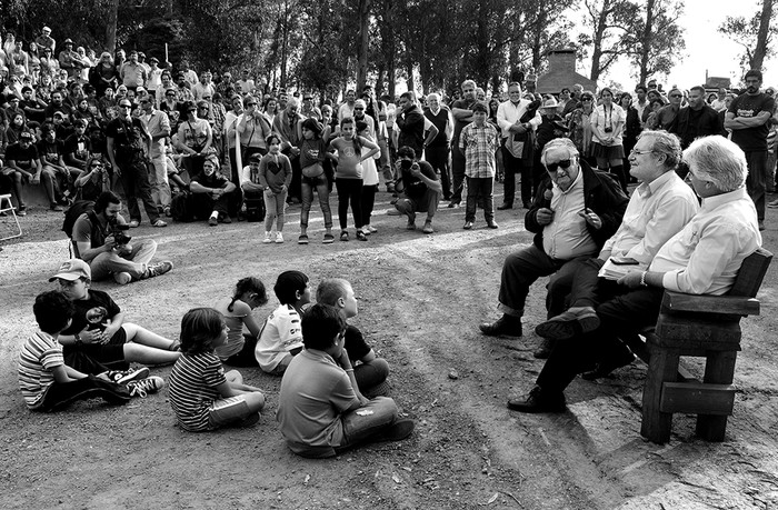 José Mujica, Ricardo Ehrlich y Tabaré Aguerre, ayer, durante el cierre del seminario "Tierra y producción a 200 años del Reglamento Agrario Artiguista" en el pueblo Gregorio Aznárez (Maldonado). /Foto: Sandro Pereyra