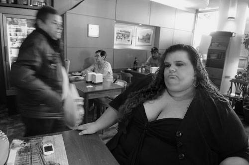 Michelle Suárez, durante la entrevista con la diaria, en un bar céntrico de Montevideo. / Foto: Santiago Mazzarovich