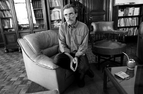 Héctor Florit, durante la entrevista con la diaria, en su despacho. · Foto: Pedro Rincón