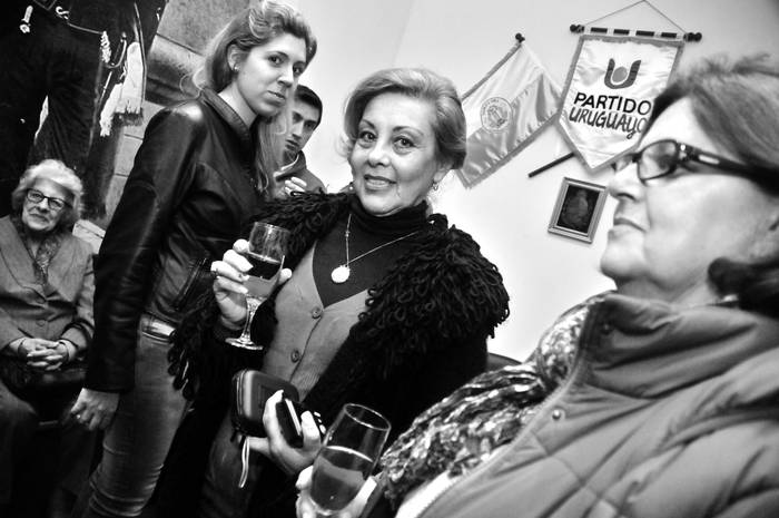 Asistentes a la inauguración de la sede del Partido Uruguayo, ayer, en la calle Jackson, en Montevideo.  · Foto: Javier Calvelo