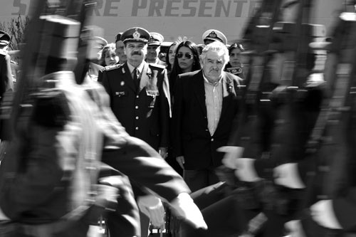 Pedro Aguerre y José Mujica en la Plaza de Armas del Comando General del Ejército. / foto: Javier Calvelo (archivo, octubre de 2011)