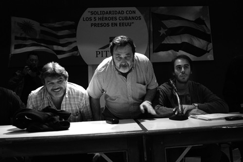 Ismael Fuentes, César Iroldi y Nicolás de los Santos durante la asamblea de trabajadores de Pluna en la sede del PIT-CNT, el 15 de octubre.  · Foto: Andrés Cuenca