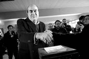Pablo Abdala ayer en una mesa de votación ubicada en la Escuela 51 del Barrio Villa Dolores de Montevideo./foto: Santiago Mazzarovich