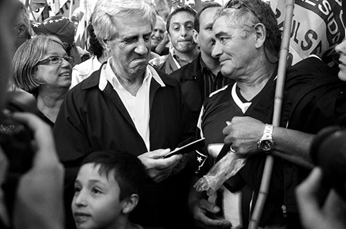 Tabaré Vazquez, con un pasaporte que le entregaron de un partidario que viajo para el acto, durante la caminata realizada el sábado por la calle 18 de Julio del balneario San Luis, Canelones. / foto: Pablo Vignali
