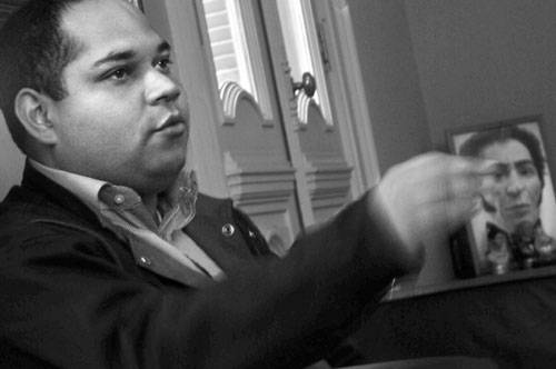 Julio Ramón Chirino, durante la entrevista con la diaria, en su despacho de la Embajada de Venezuela. · Foto: Javier Calvelo