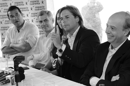 Sebastián da Silva , Rodrigo Goñi, Carol Aviaga, Luis Lacalle Pou y Javier García, ayer, en el Club de Pesca Montevideo.  · Foto: Santiago Mazzarovich