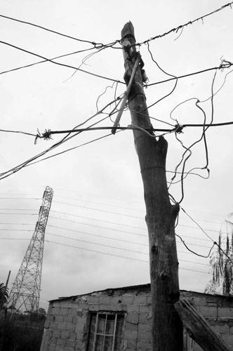 Conexiones clandestinas a la energía eléctrica en un asentamiento en la zona de Colón, en Montevideo. (archivo, mayo de 2010) · Foto: Ricardo Antúnez