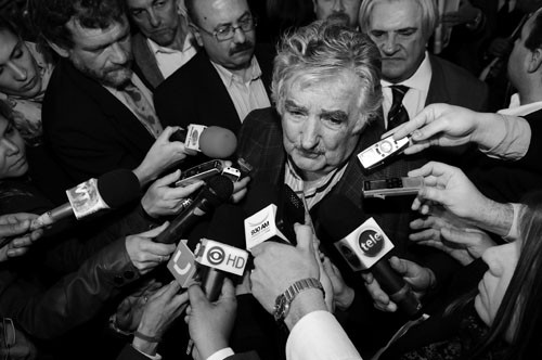 José Mujica dialogando con la prensa en la sede del Mercosur.  (archivo, setiembre de 2011) · Foto: Nicolás Celaya