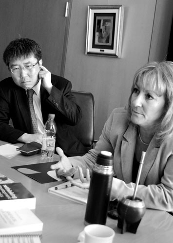 Ha-Joon Chang junto a Carolina Cosse, ayer, en la Torre de las Telecomunicaciones. · Foto: Pablo Vignali Ha-Joon Chang junto a Carolina Cosse, ayer, en la Torre de las Telecomunicaciones. · Foto: Pablo Vignali