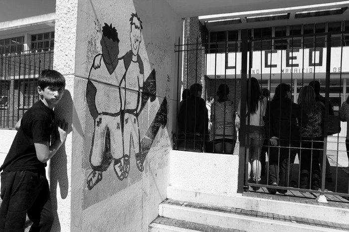 Puerta del Liceo Nº 11 en el Cerro de Montevideo, durante la reunión de padres alumnos y docentes. · Foto: Pedro Rincón