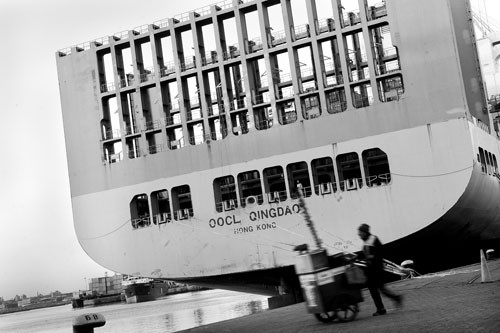Buque portacontenedores de 8.000 toneladas OOCL Qingdao procedente de China, en el puerto de Montevideo. / Foto: Santiago Mazzarovich (archivo, junio de 2013)
