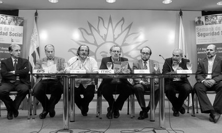 Eduardo Tornaría, Ernesto Murro, Daniel Olesker, Ricardo Erlich, Nelson Loustanou, Wilson Netto y Marcelo Fontana, durante la presentación, ayer en la Torre Ejecutiva. · Foto: Pablo Nogueira Eduardo Tornaría, Ernesto Murro, Daniel Olesker, Ricardo Erlich, Nelson Loustanou, Wilson Netto y Marcelo Fontana, durante la presentación, ayer en la Torre Ejecutiva. · Foto: Pablo Nogueira