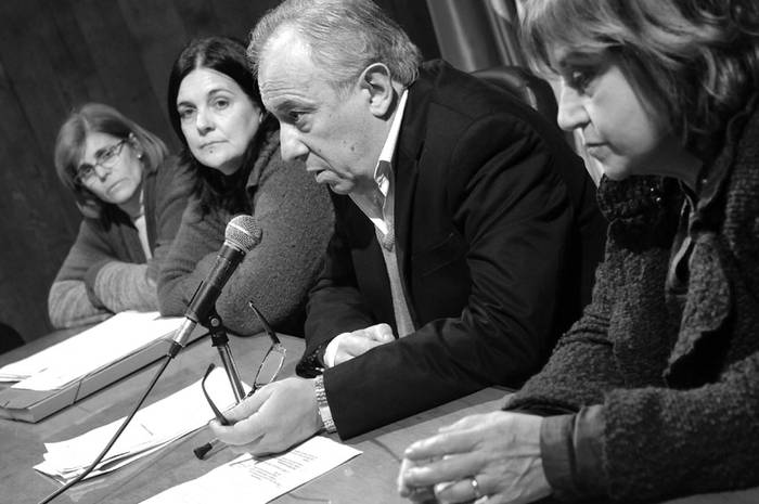 Ana Noble, Silvia Acosta, Yamandú Bermúdez e Irupé Buzzetti, ayer, en la sala de sesiones del MSP · Foto: Nicolás Celaya