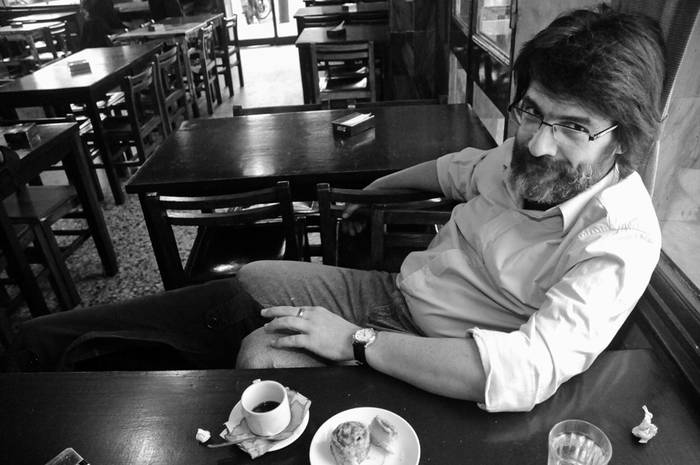 César Troncoso, en el bar Los Girasoles, durante la entrevista con la diaria.  · Foto: Javier Calvelo