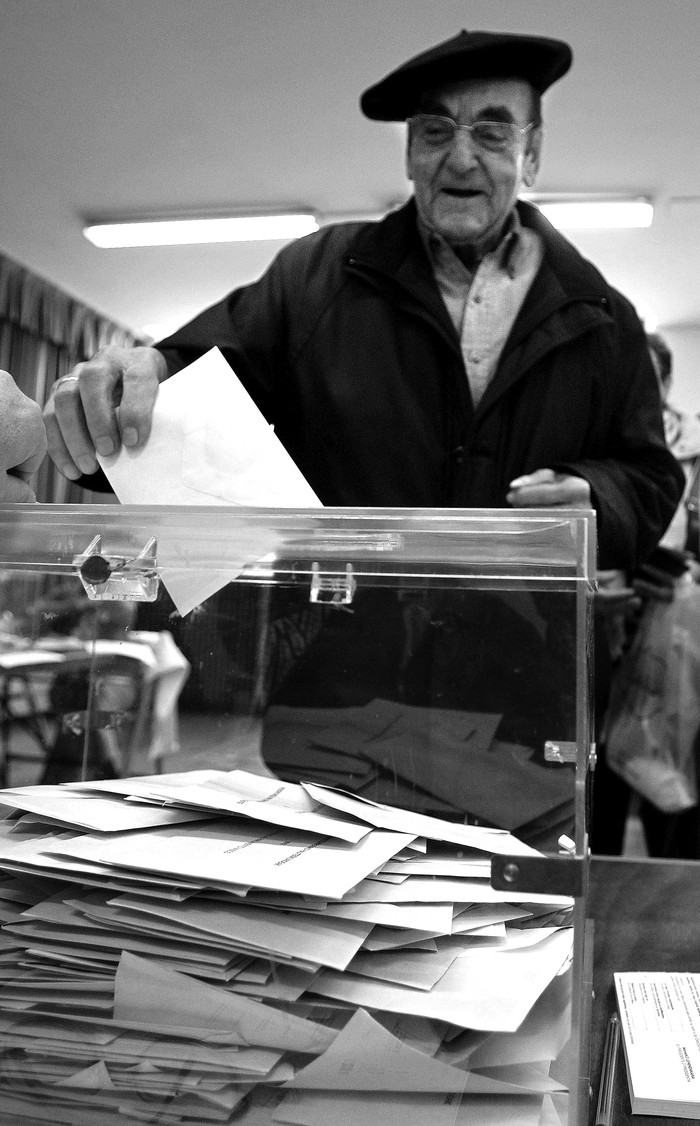 Donostiarra ejerce su derecho a voto, ayer, en Donostía, San Sebastián.
 · Foto: Javier Etxezarreta, Efe