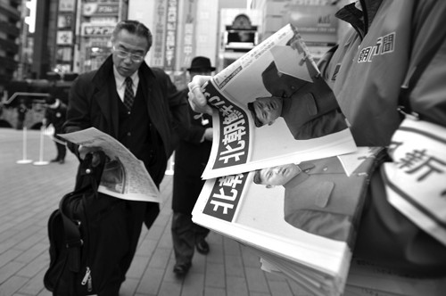 Distribución del periódico Asahi Shimbun sobre la tercera prueba nuclear de Corea del Norte, ayer, en Tokio (Japón) . · Foto:  Franck Robichon, Efe