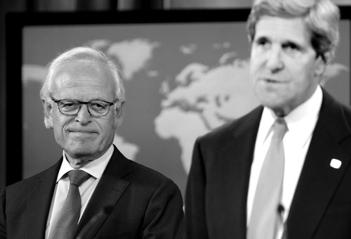 Martin Indyk, ex embajador estadounidense en Israel, junto a John Kerry, secretario de Estado de Estados Unidos, tras anunciar la reanudación de las negociaciones de paz entre Israel y Palestina, en el Departamento de Estado, Washington DC, el lunes. / Foto: Mike Theiler, Efe