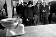 José Mujica, durante un recorrido por la planta de la Cooperativa de Trabajadores Cerámicos de Empalme Olmos (ex Metzen y Sena), ayer, con los dirigentes de la cooperativa. / Foto: Pedro Rincón
