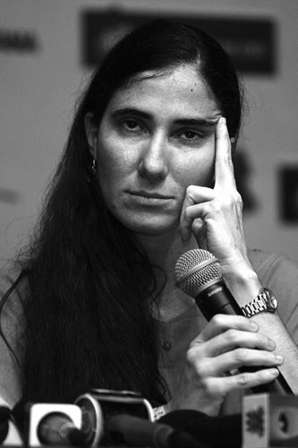 Yoani Sánchez, autora del blog Generación Y, habla durante una rueda de prensa ayer en la cuidad brasileña Feira de Santana.  · Foto: Reginaldo Pereira