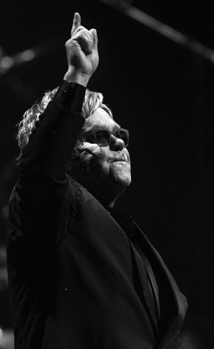 Elton John, el jueves 28 de febrero, durante la quinta noche de la 54ª edición del Festival Internacional de Viña del Mar, en Chile. / Foto: Mario Ruiz, Efe