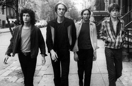 Billy Ficca, Tom Verlaine, Fred Smith y Richard Lloyd en St. Marks Place, Nueva York, 1977. · Foto: Godlis, difusión