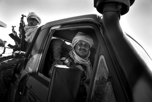 Hajj el-Gamou (der.), comandante coronel del ejército oficial tuareg en Malí del norte, con 700 hombres bajo su mando, leal al gobierno
en Bamako, patrulla por Gao, Malí, en su vehículo el jueves pasado.  · Foto: Seb Crozier, Efe