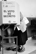 Mesa de votacion, ayer, en Quito (Ecuador), durante las elecciones presidenciales y de la Asamblea Nacional Legislativa.