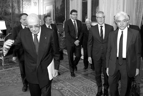 Giorgio Napolitano, presidente de la República de Italia, con Salvatore Rossi, Giovanni Pitruzzella, Valerio Onida, Giancarlo Giorgetti, Filippo Bubbico, Enzo Moavero Milanesi, en la sede de Presidencia, en Roma, Italia, el martes 2 de abril. / Foto: S/d de autor, Efe