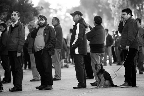 Fila para ingresar a votar en las elecciones primarias presidenciales, ayer en Santiago. /Foto: Marcelo Hernández, Efe