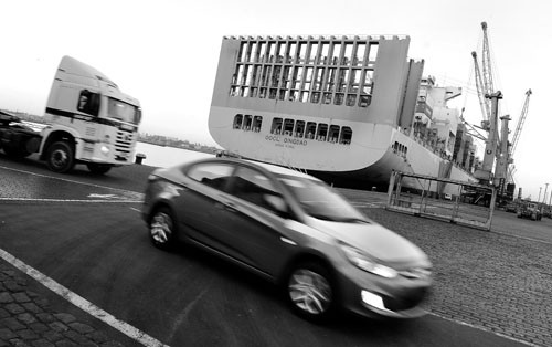 Puerto de Montevideo durante la llegada del buque portacontenedores de 8.000 toneladas OOCL Qingdao procedente de China, el lunes. · Foto: Santiago Mazzarovich