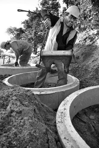 Obras de saneamiento del consorcio canario en Ciudad de la Costa. (archivo, junio de 2011) · Foto: Javier Calvelo