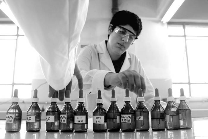 Francisco, estudiante, durante el entrenamiento para los Olimpíadas de Química, en el Laboratorio de Química Inorgánica de la Facultad de Química, Udelar. · Foto: Pablo Nogueira