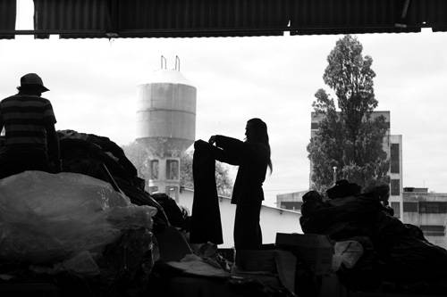 Recicladores de la cooperativa La Lucha, local Univar, en Burgues y San Martín. / Foto: Pedro Rincón (archivo, octubre de 2012).