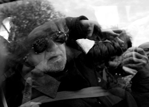 Beppe Grillo, líder del Movimiento Cinco Estrellas, fotografiado en el interior de su coche en Génova, Italia, ayer, horas despues de haber logrado 25% de los votos en las elecciones. / Foto: Riccardo Arata, Efe