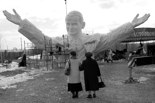 Instalación de la estatua más grande del mundo del papa Juan Pablo II, en un parque de Czestochowa, Polonia, el domingo. · Foto:  Waldemar Deska, Efe