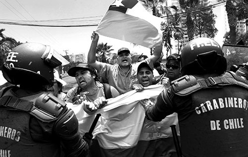 Manifestantes chilenos durante algunos incidentes en la fronteriza, con Perú, ciudad de Arica, Chile, tras conocer la sentencia de la Corte Internacional de Justicia de La Haya de ayer. /Foto: Felipe Trueba, Efe
