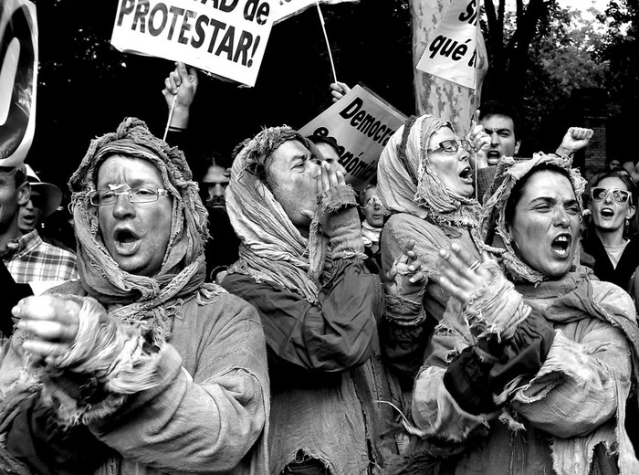 Asistentes a la concentración convocada por la Coordinadora 25S y la Plataforma en Pie ayer en la glorieta de Atocha, en Madrid, en marcha hasta el Congreso de los Diputados. · Foto: Chema Moya, Efe