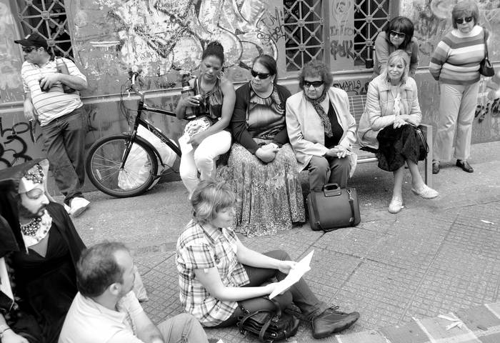 Lectura de la novela A su imagen y semejanza, de Helena Modzelewski, y la participación de las protagonistas,
ayer, en el callejón de la Universidad de la República.  · Foto: Pablo Nogueira