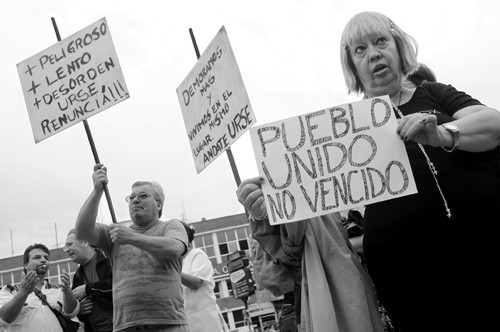 Movilización de usuarios del transporte colectivo frente a plaza Colón. · Foto: Pablo Vignali