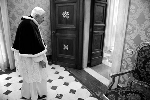 Joseph Ratzinger (Benedicto XVI) espera la llegada del presidente de Rumania, Traian Basescu, antes de su audiencia en el Vaticano, el 15 de febrero. / Foto: Maurizio Brambatti, Efe
